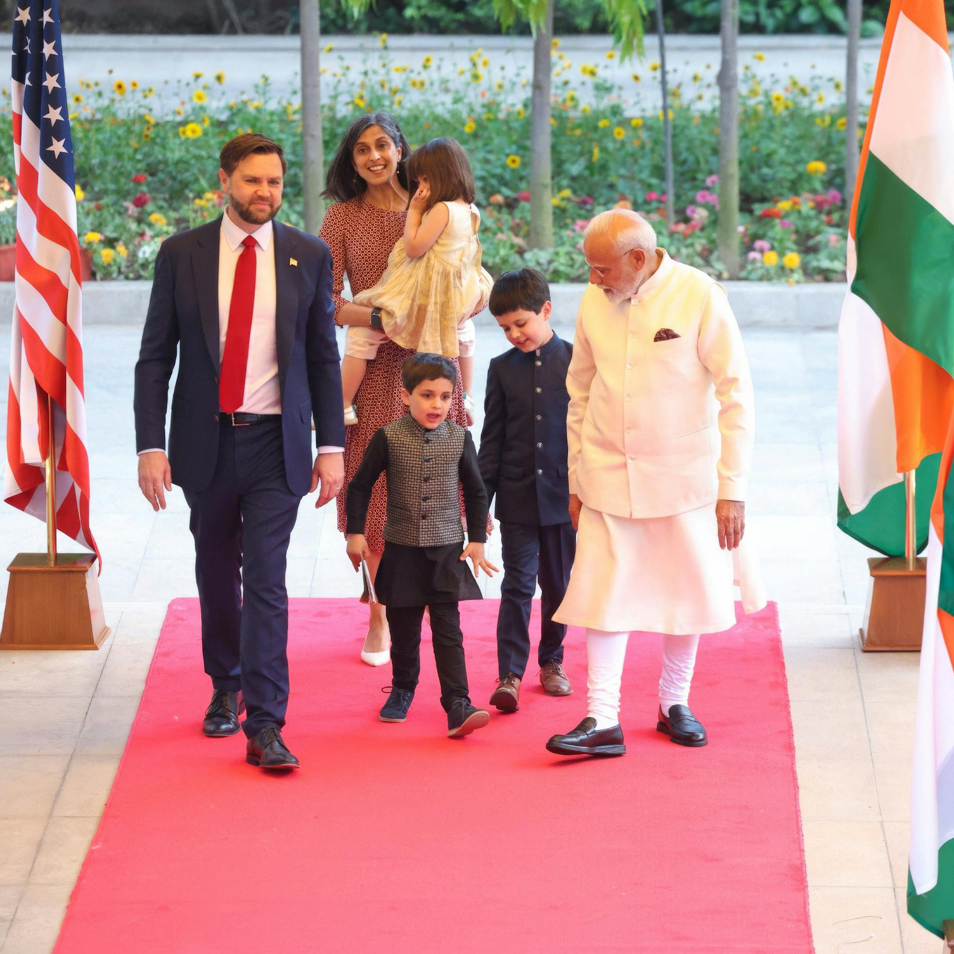 Image - Von J.D. Vance bis Lukaschenko: Warum nehmen Politiker auf Auslandsreisen ihre Kinder mit?