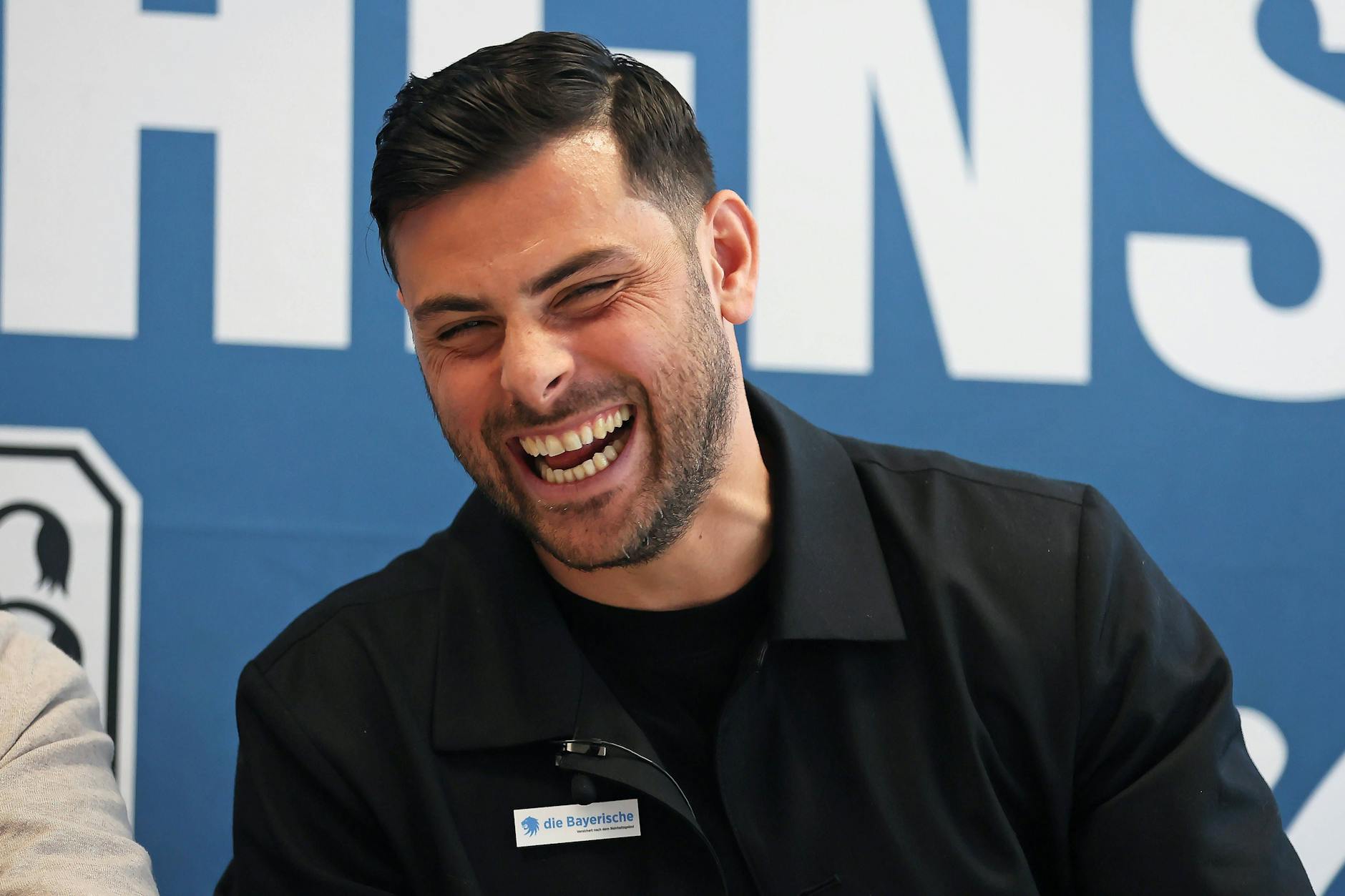 Kevin Volland hat bei seiner Präsentation beim TSV 1860 München sichtlich Spaß.