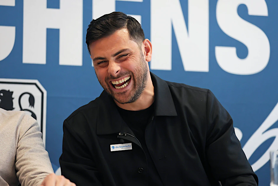Kevin Volland hat bei seiner Präsentation beim TSV 1860 München sichtlich Spaß.