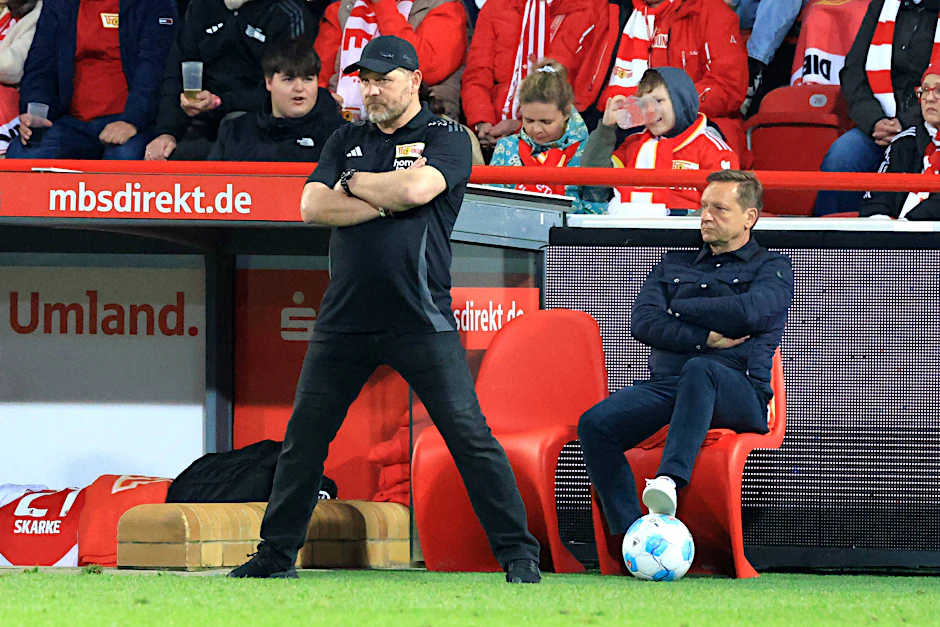 Steffen Baumgart (l.) und Horst Heldt stehen vor der fordernden Aufgabe, den Kader des 1. FC Union Berlin für die neue Saison umzubauen.