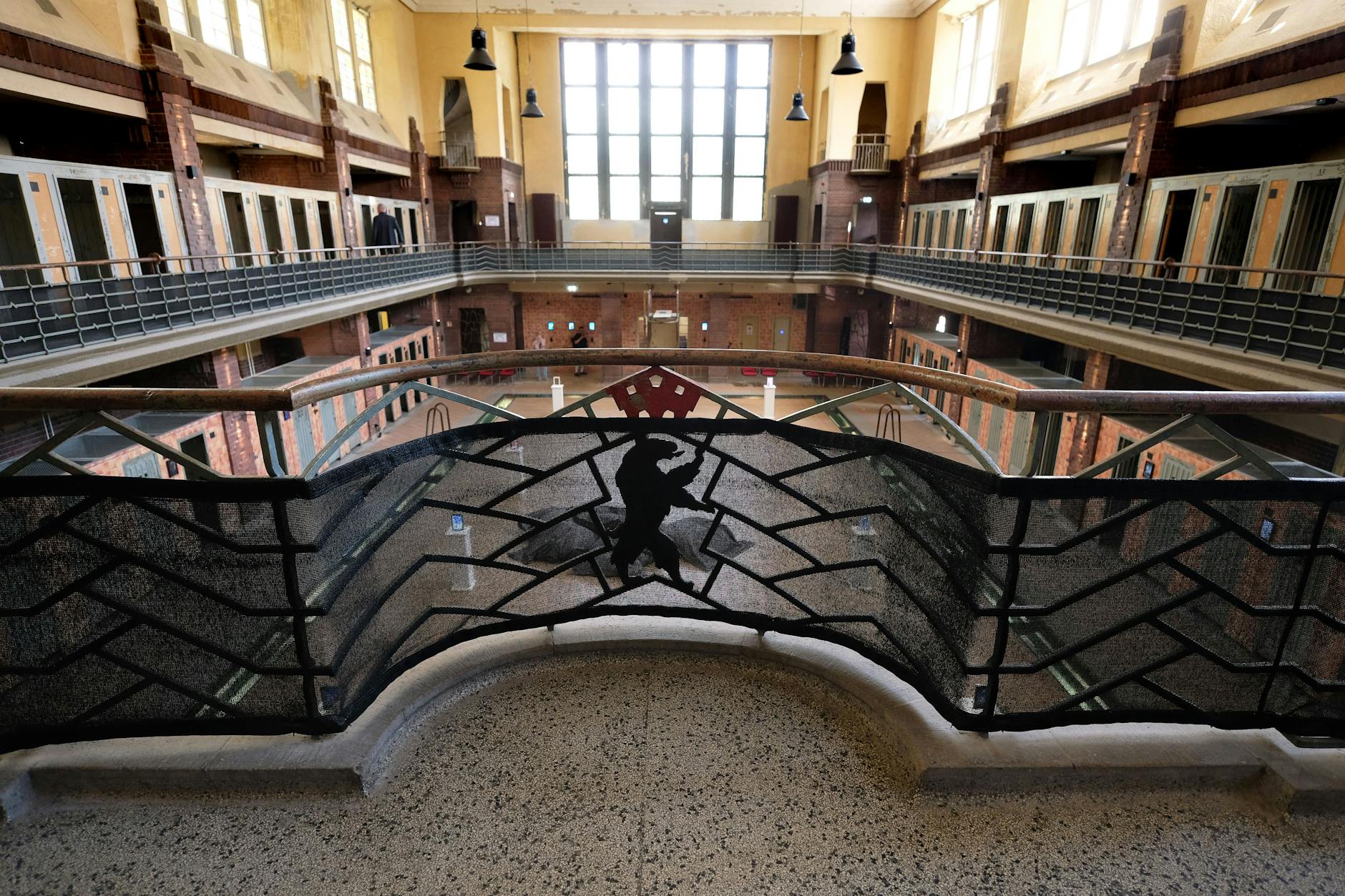 Im alten Stadtbad Lichtenberg werden diese Woche die Werke von mehr als 35 Künstlerinnen und Künstlern präsentiert.