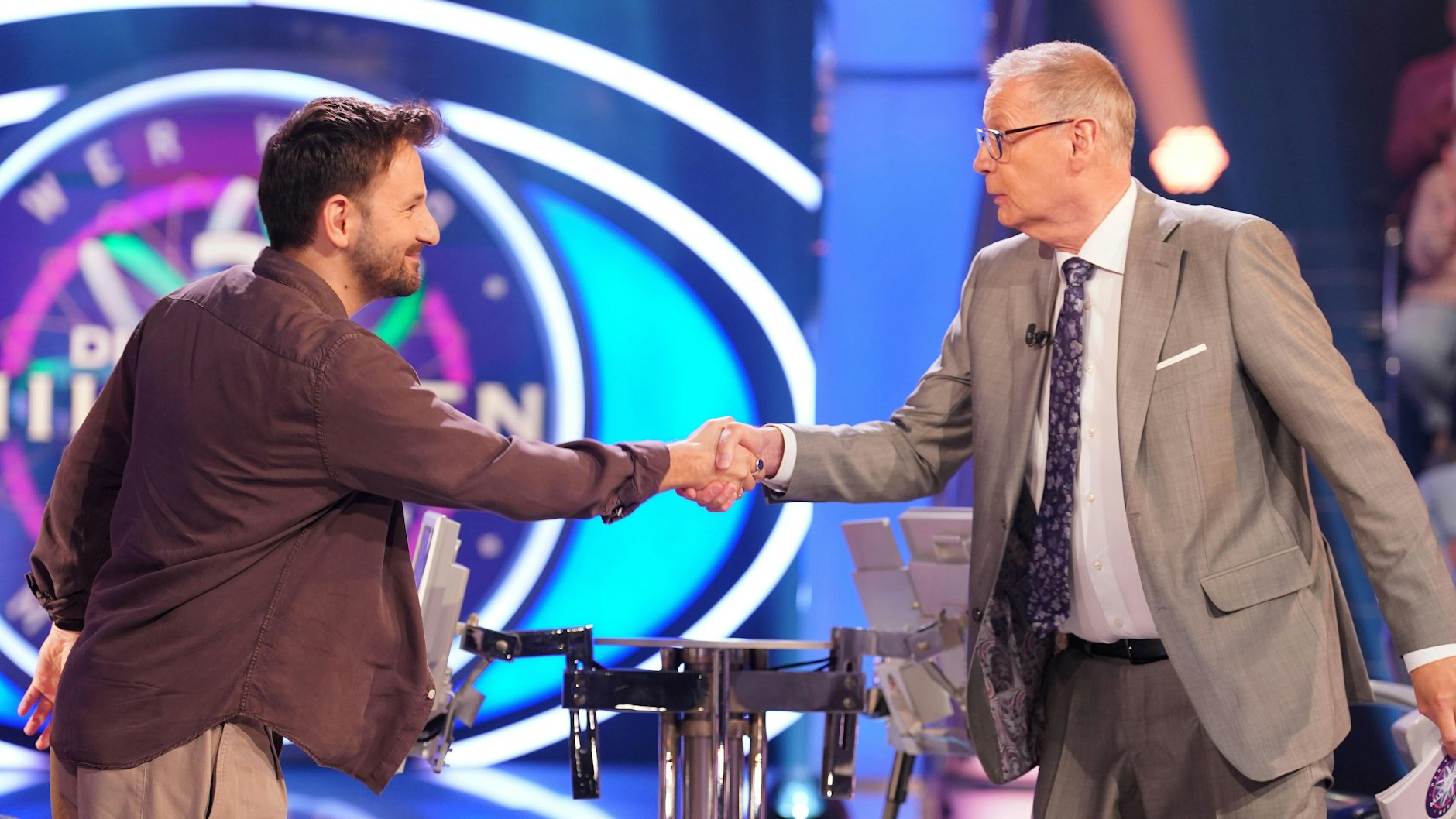Schluss mit Quiz! Nach der falschen Antwort auf die Frage nach dem zusätzlichen Feiertag am 8. Mai 2025 führt für Furkan Ugurlu der nächste Weg raus aus dem Studio von „Wer wird Millionär“.