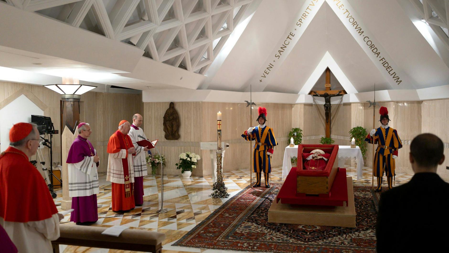 Der Leichnam von Papst Franziskus wird bis Mittwoch in seiner Privatkapelle im Vatikan aufgebahrt.