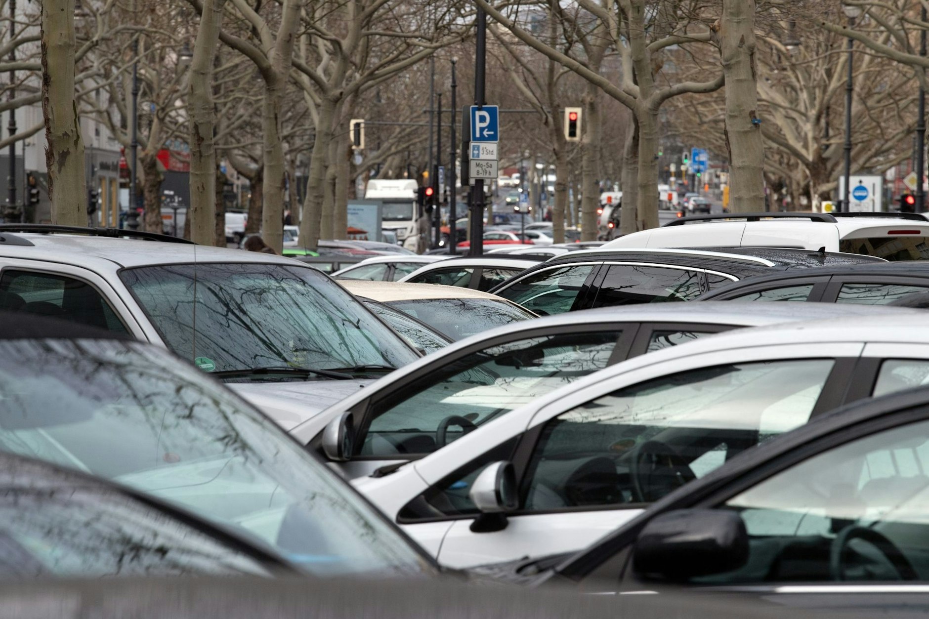 Autos parken dicht an dicht auf dem Mittelstreifen vom Kurfürstendamm.