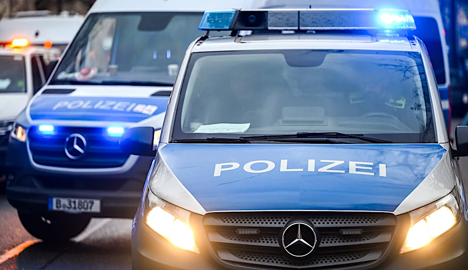 In einem Kreuzberger Park ist ein 27-Jähriger bei einem Streit mit einem Messer verletzt worden.