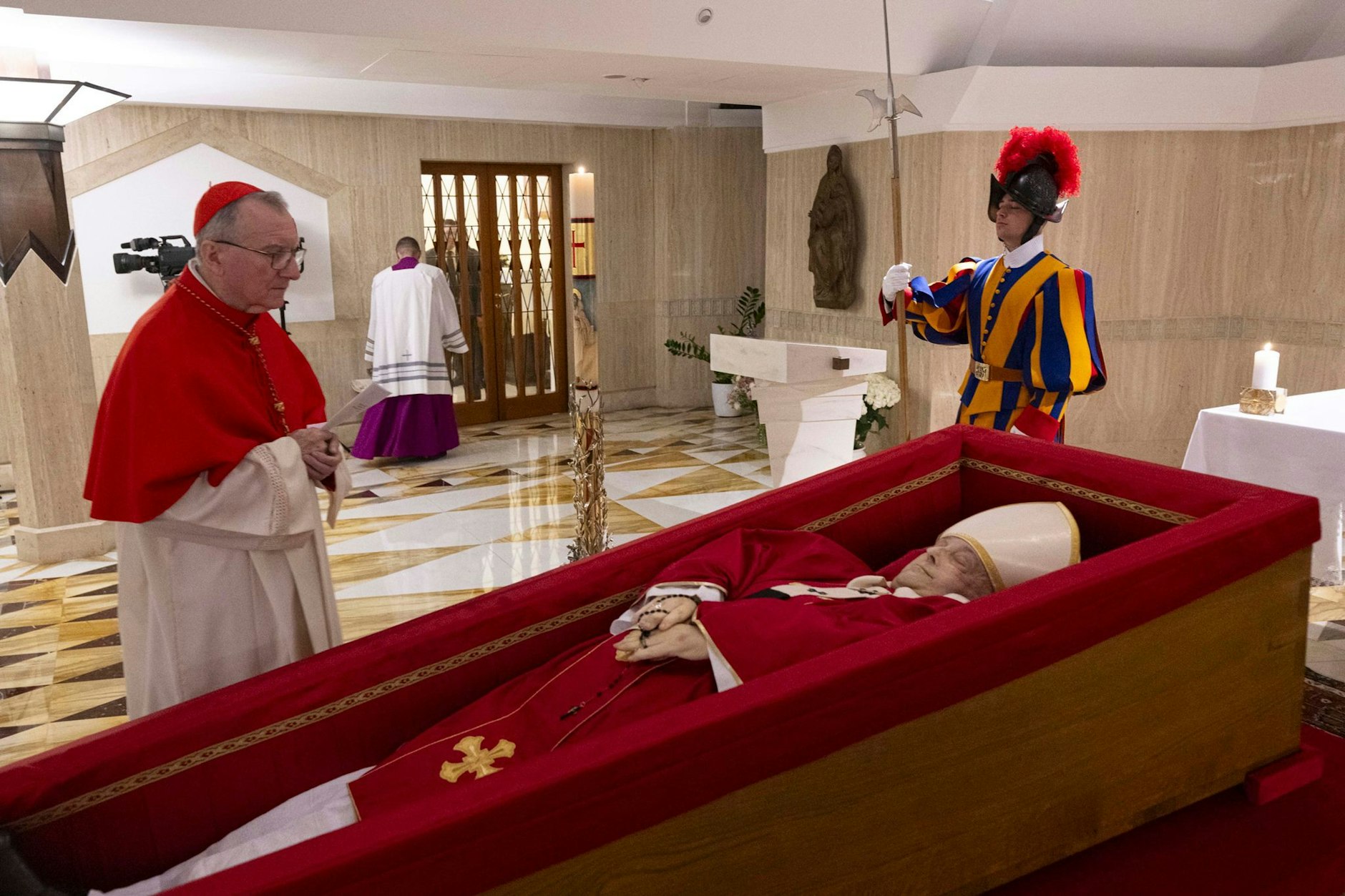 Kardinal Pietro Parolin betet vor dem Leichnam von Papst Franziskus.