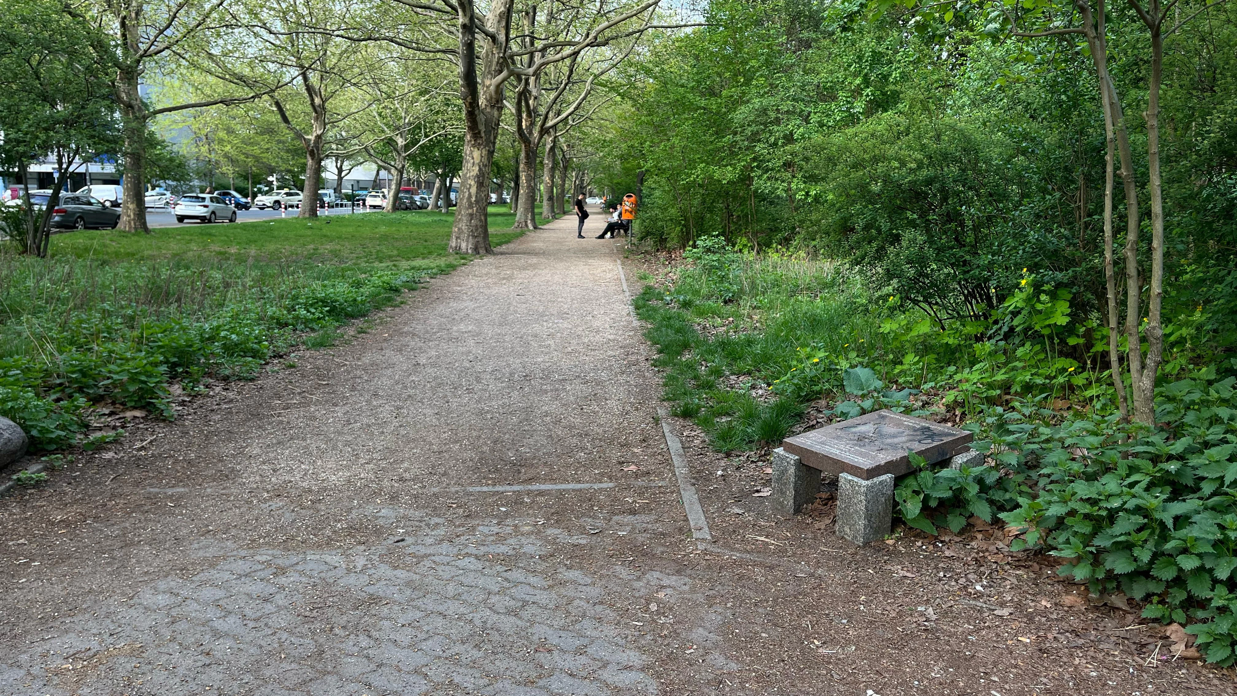 Eine recht schnöde Steintafel markiert den Mittelpunkt von Berlin. Sie steht am Rand eines Weges in Kreuzberg, direkt neben einem Sportplatz.