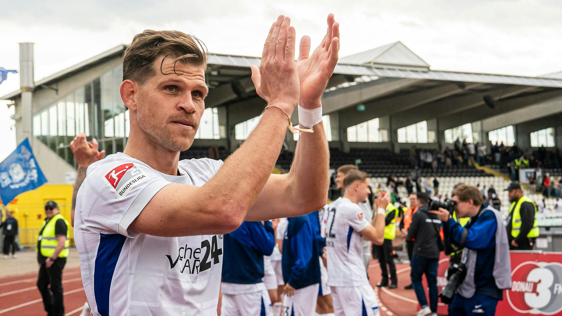 Florian Niederlechner klatscht nach dem Spiel den Fans zu. Er wird Hertha BSC am Saisonende wohl verlassen.