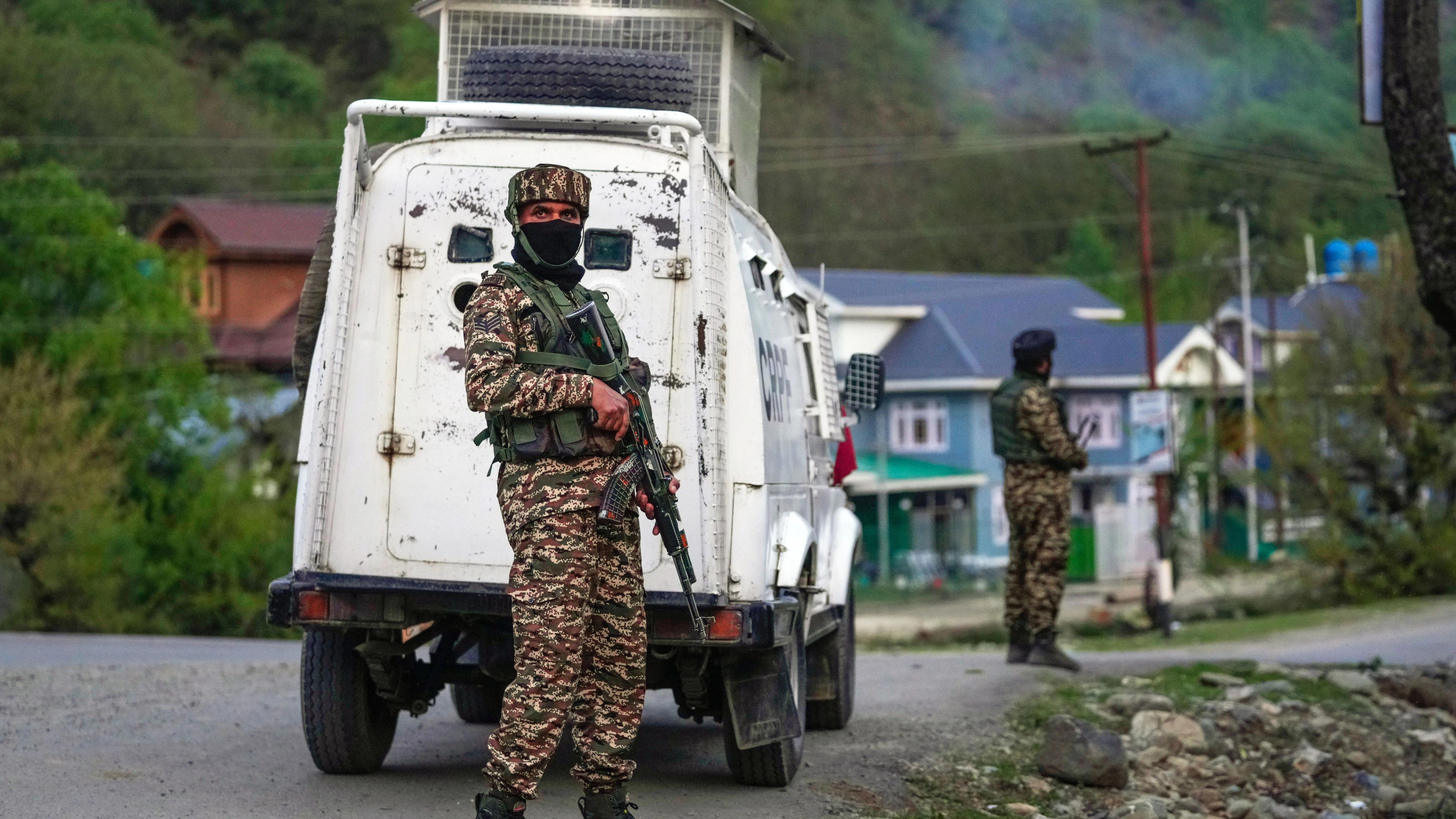 Indische Sicherheitsbeamte stehen in der Nähe von Pahalgam im Süden Kaschmirs Wache, nachdem Angreifer wahllos das Feuer auf Touristen eröffnet haben. 
