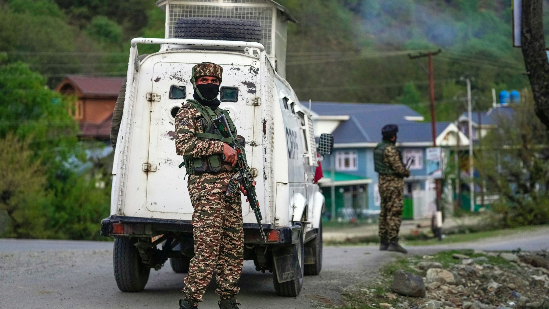 Indische Sicherheitsbeamte stehen in der Nähe von Pahalgam im Süden Kaschmirs Wache, nachdem Angreifer wahllos das Feuer auf Touristen eröffnet haben. 