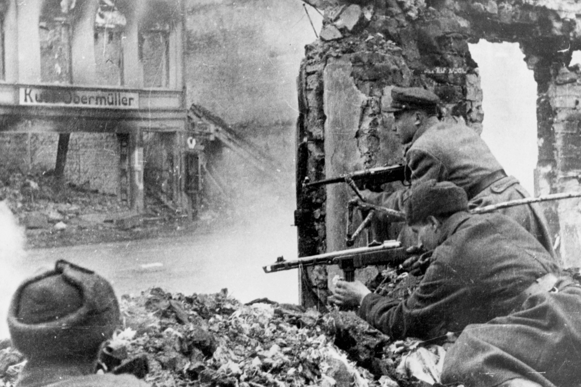 1945, Berlin: Soldaten der Sowjetischen Roten Armee bei Straßenschlachten zur letzten Schlacht um die Hauptstadt des Dritten Reiches