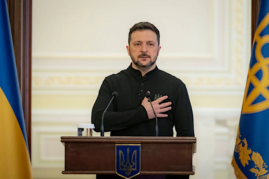 Der ukrainische Präsident Wolodymyr Selenskyj erhebt sich für die Nationalhymne.