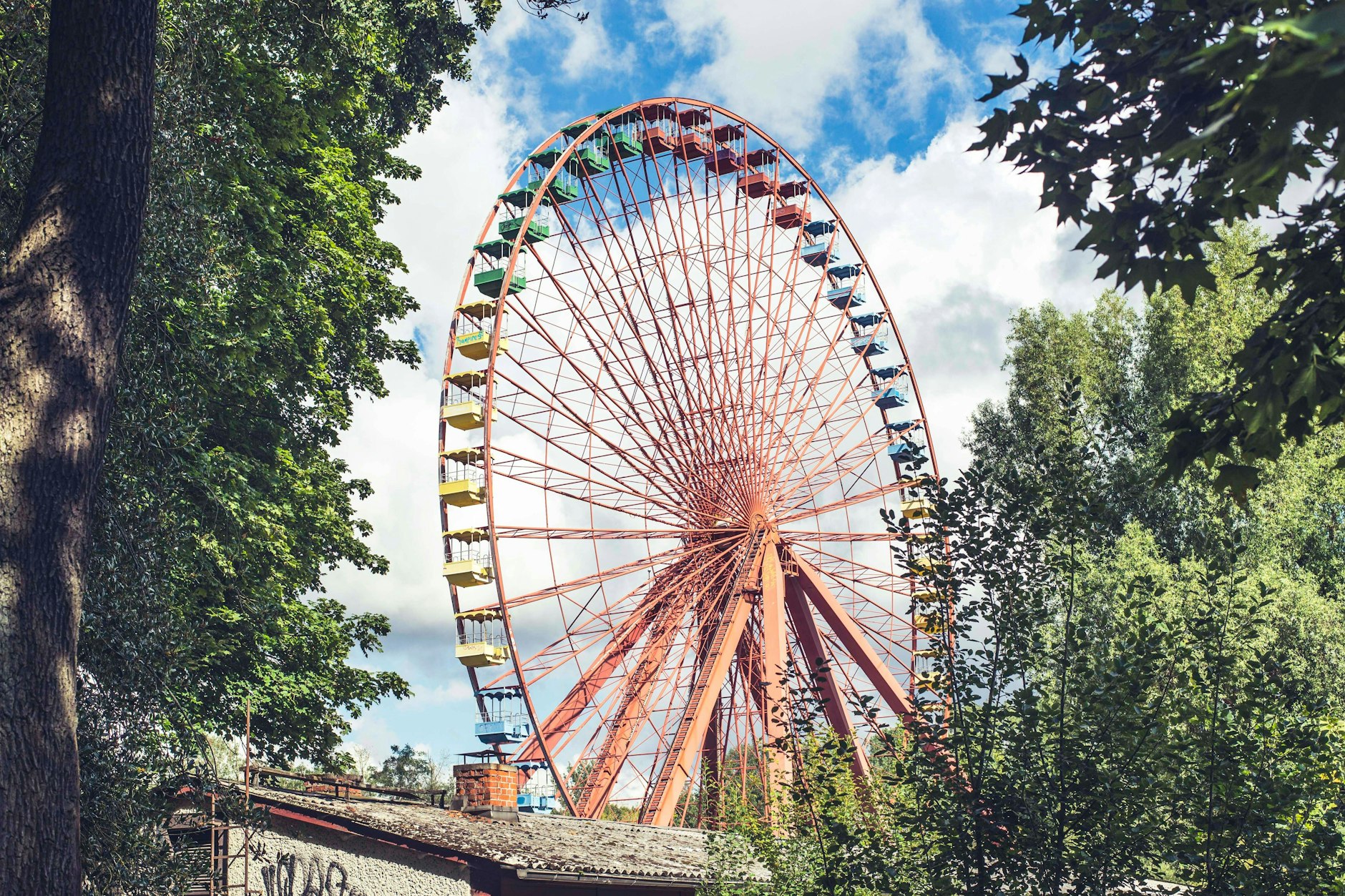 Das Riesenrad war lange das Wahrzeichen des Spreepark im Plänterwald. Nun befinden sich die Teile in Polen, werden dort wieder auf Vordermann gebracht.