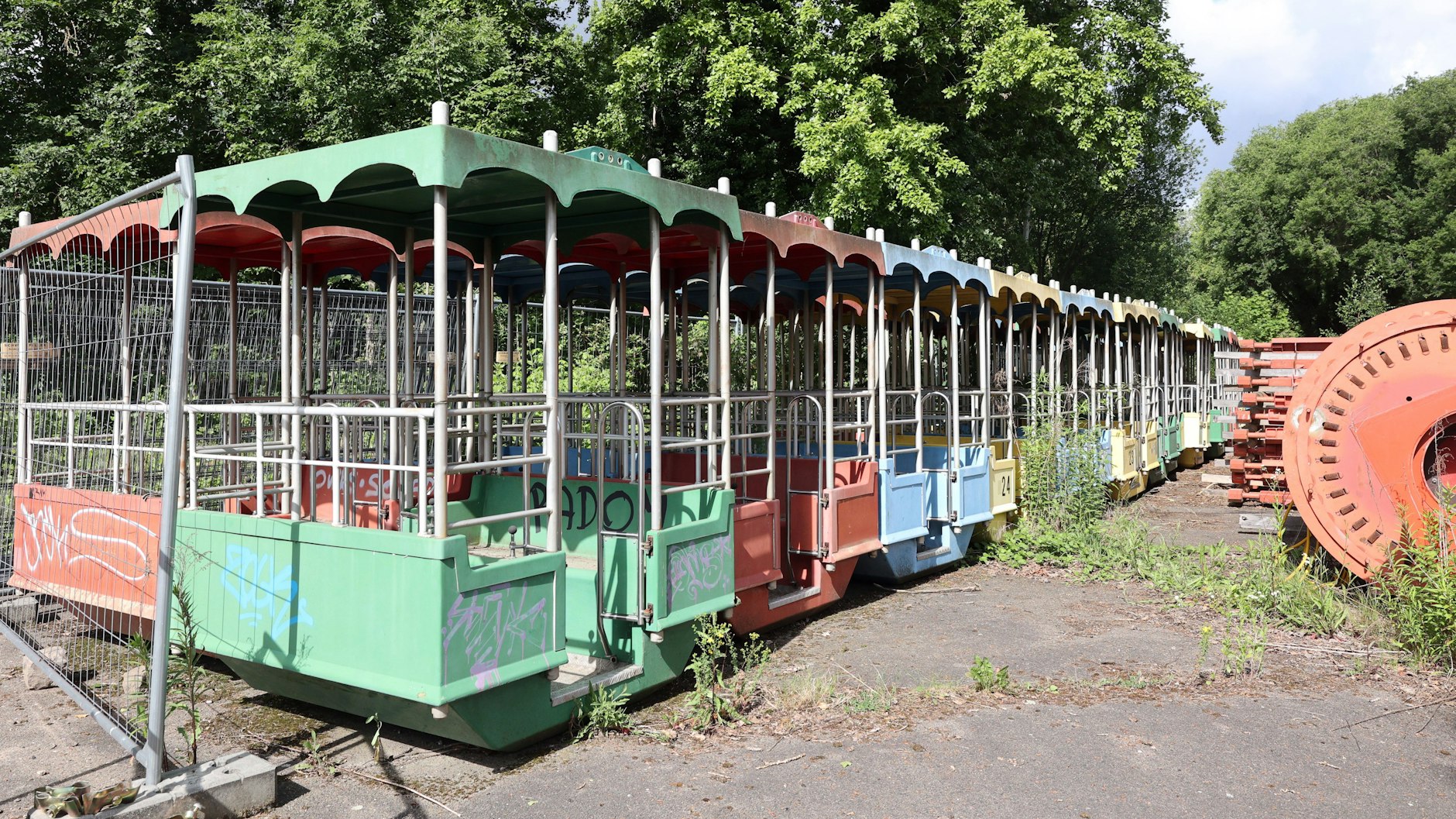 Die Gondeln des Riesenrads im Spreepark sind nicht mehr zu gebrauchen. In einer Firma in Holland entstehen deshalb neue Gondeln für den Wiederaufbau.