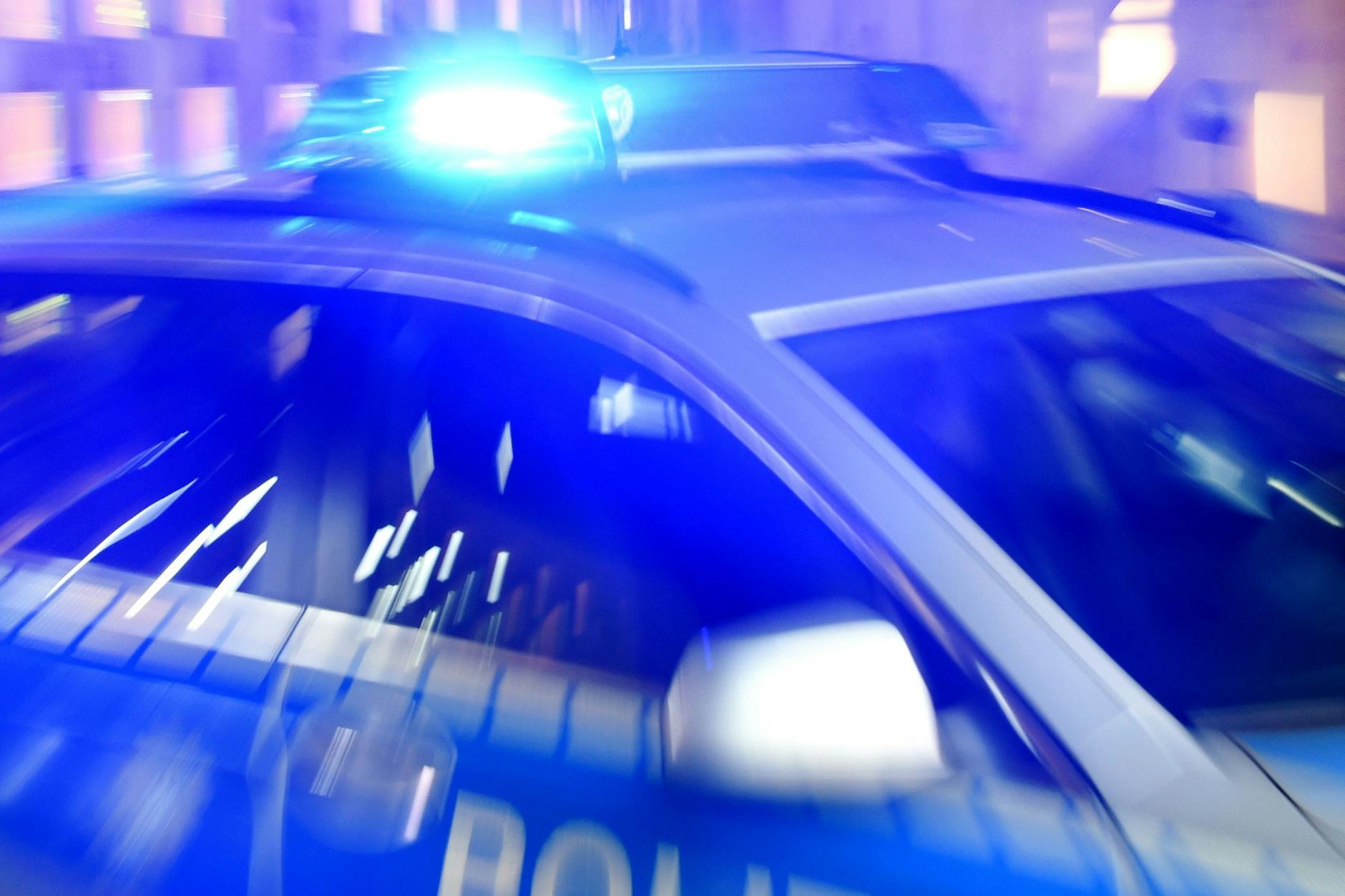 Ein 66-Jähriger wurde von einem Bekannten mit einem Messer schwer verletzt.
