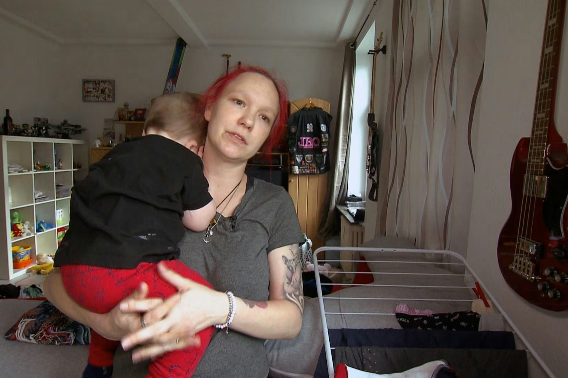 Mandy hat mit fünf Kindern schon jetzt alle Hände voll zu tun. Doch nun ist die junge Mutter zum sechsten Mal schwanger, erzählt sie in „Armes Deutschland“.