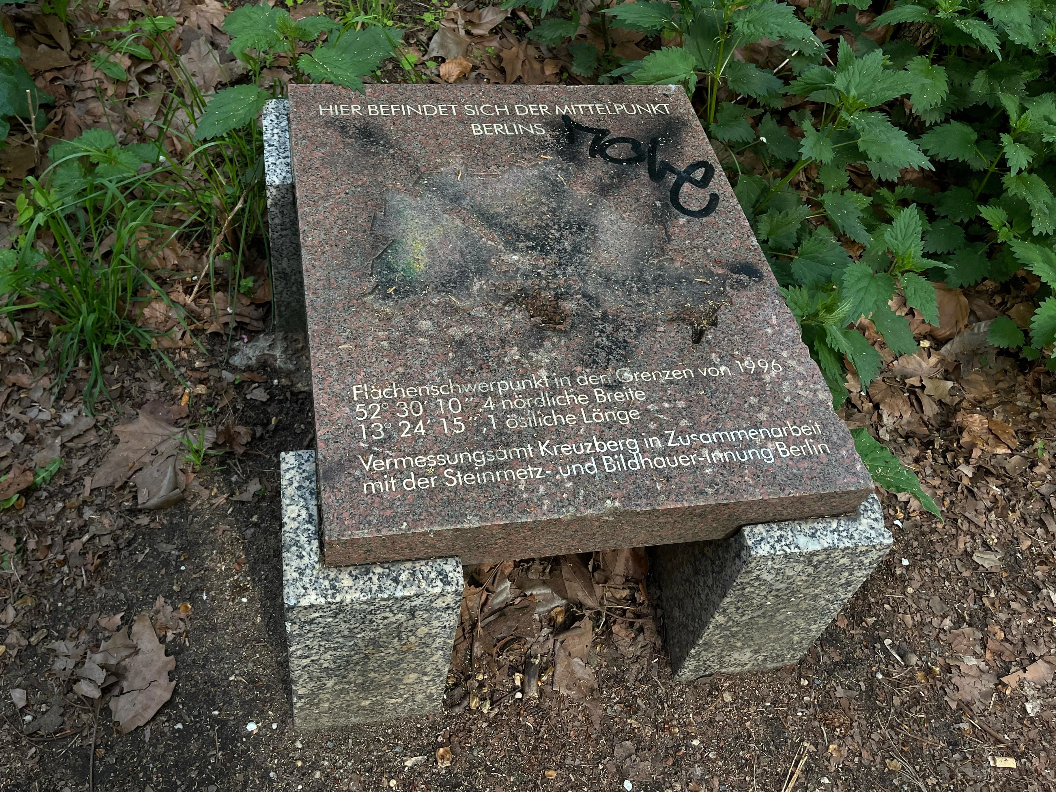 Die Inschrift auf der Tafel erklärt, dass sich hier der Mittelpunkt von Berlin befindet. Hätten Sie es gewusst?