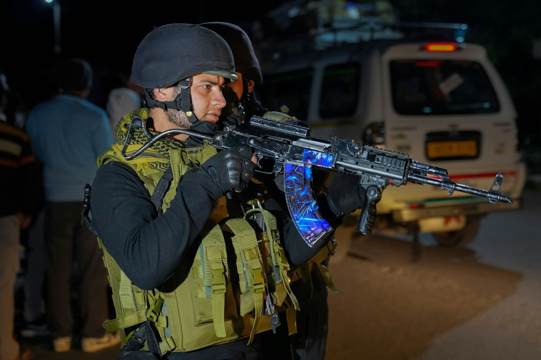 Indische Polizisten sicherten nach dem Angriff die Gegend ab. Mehr als 20 Menschen kamen bei der terroristischen Attacke ums Leben.