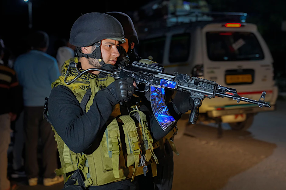 Indische Polizisten sicherten nach dem Angriff die Gegend ab. Mehr als 20 Menschen kamen bei der terroristischen Attacke ums Leben.