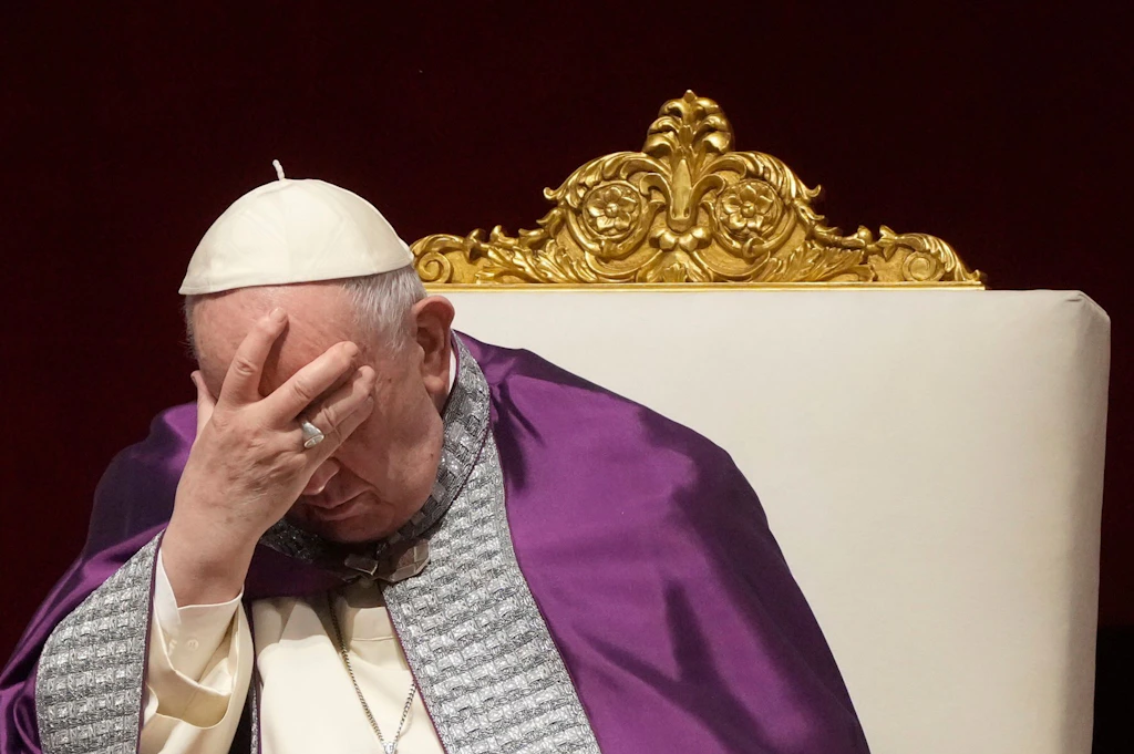 Franziskus und seine Ausrutscher: Auch einem Papst passiert mal ein Missgeschick