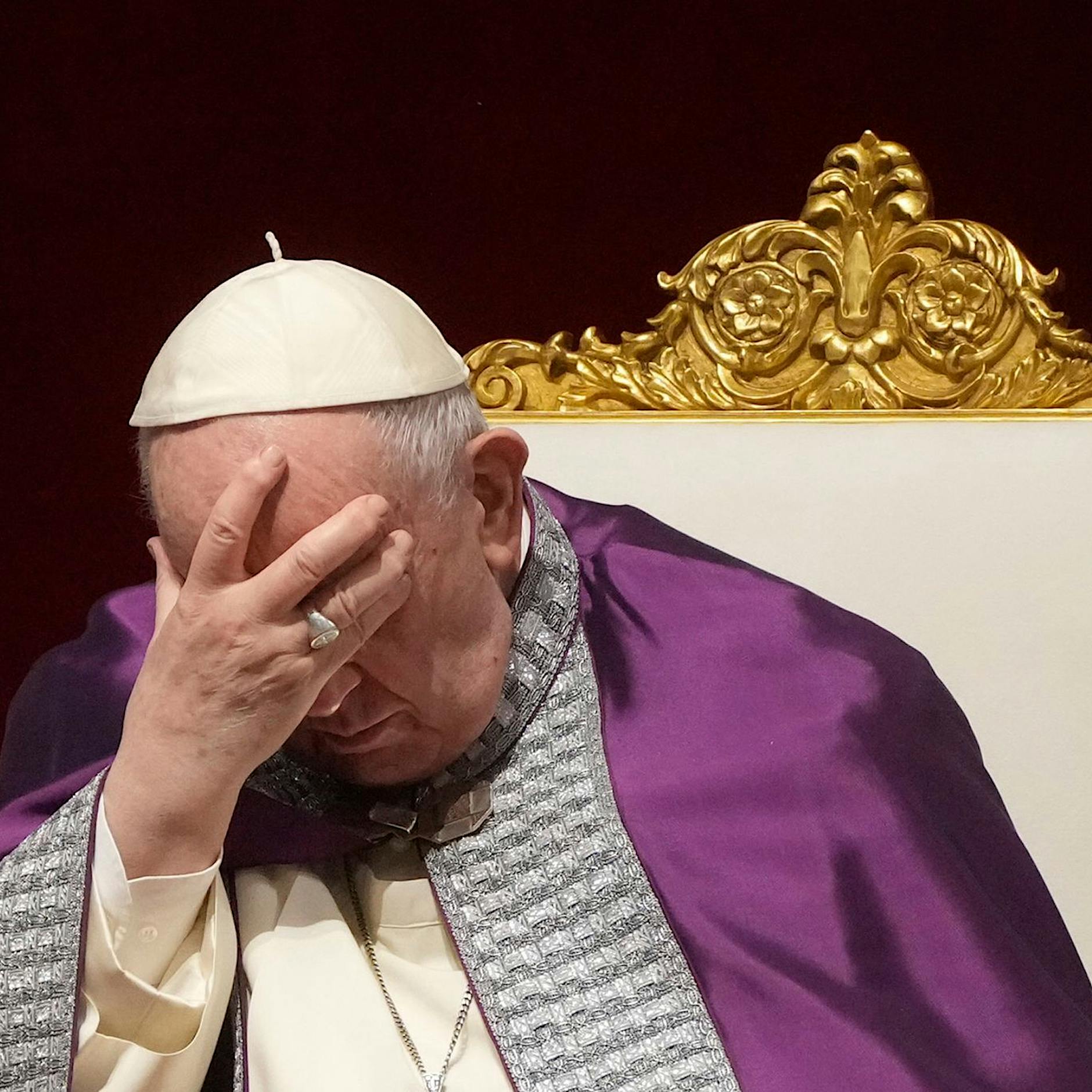 Franziskus und seine Ausrutscher: Auch einem Papst passiert mal ein Missgeschick