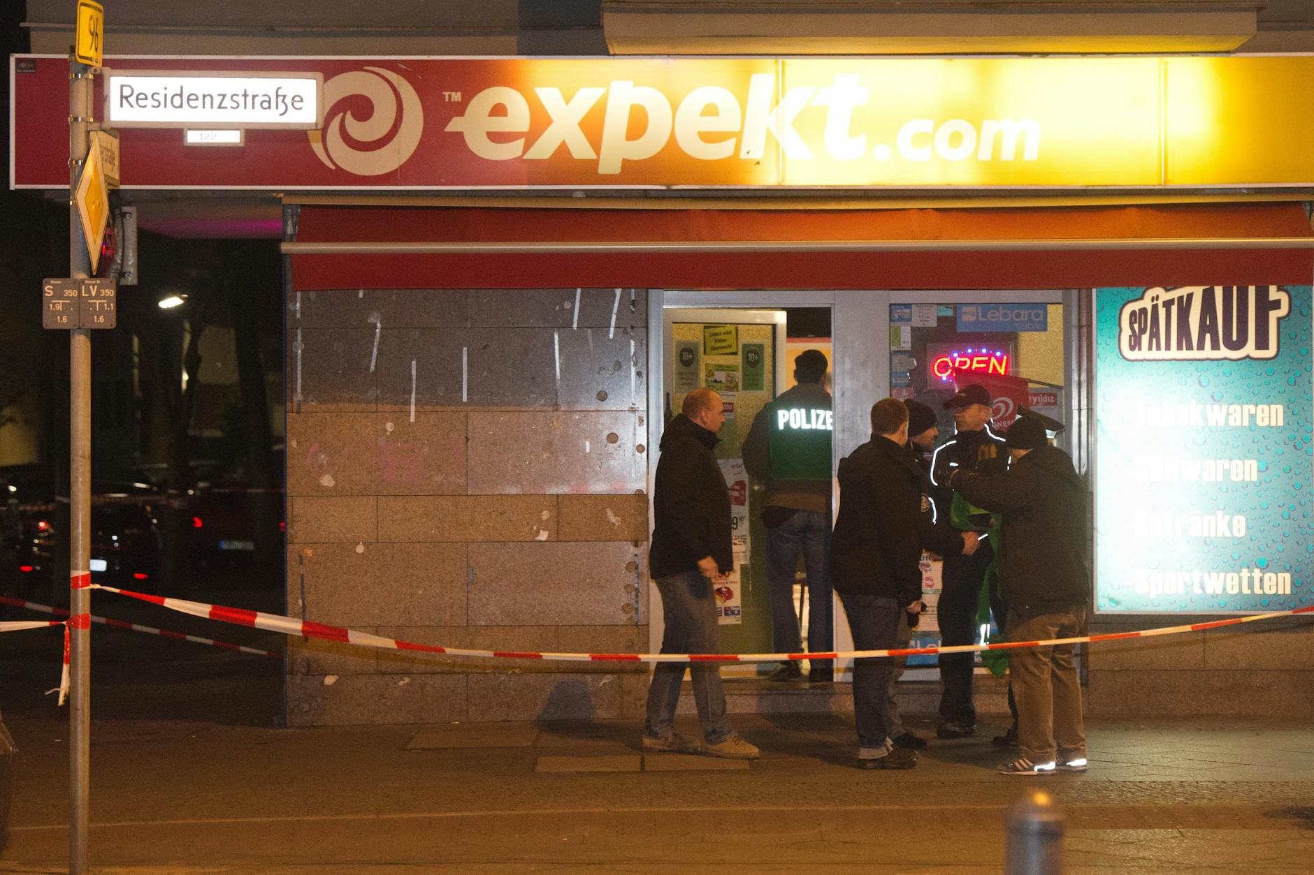 Polizeibeamte untersuchen im Januar 2014 in Reinickendorf den Tatort. In dem Wettbüro an der Residenzstraße war ein 26-Jähriger erschossen worden.