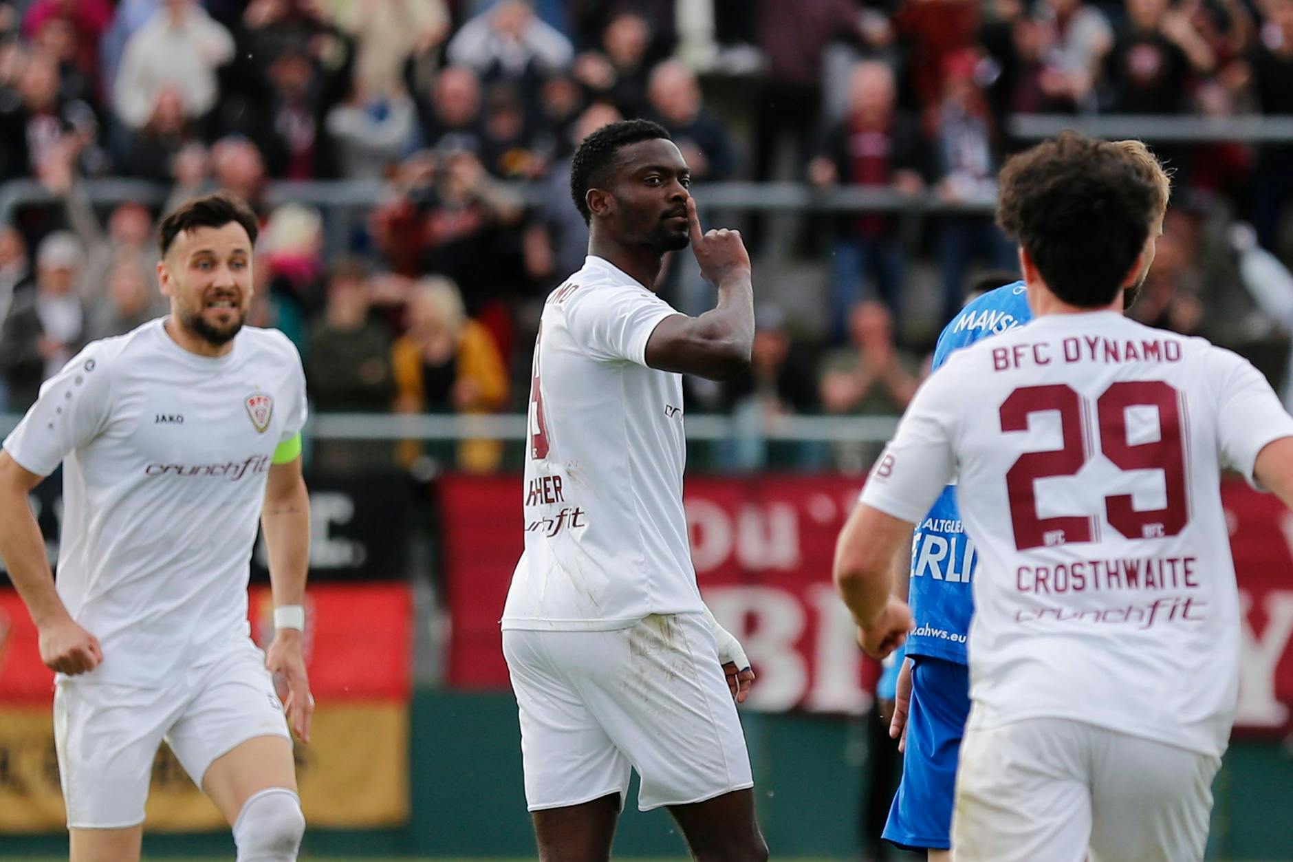 Mcmoordy Hüther (M.) feiert sein 2:1 im Pokal gegen Altglienicke – und wird von Rufat Dadashov, Henry Crosthwaile (r.) und Co. gefeiert.