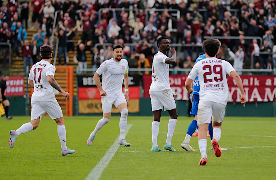 Mcmoordy Hüther (M.) feiert sein 2:1 im Pokal gegen Altglienicke – und wird von Rufat Dadashov, Henry Crosthwaile (r.) und Co. gefeiert.