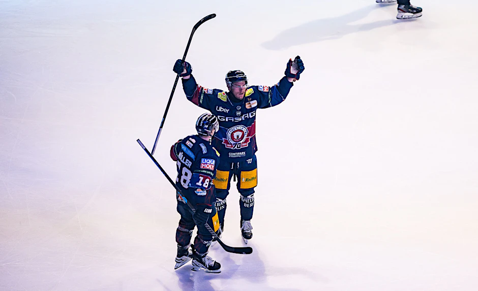 Eisbären-Stürmer feiert sein Tor zum 1:0 gegen die Kölner Haie und lässt dann in Finalspiel Nummer drei noch zwei weitere Treffer folgen.