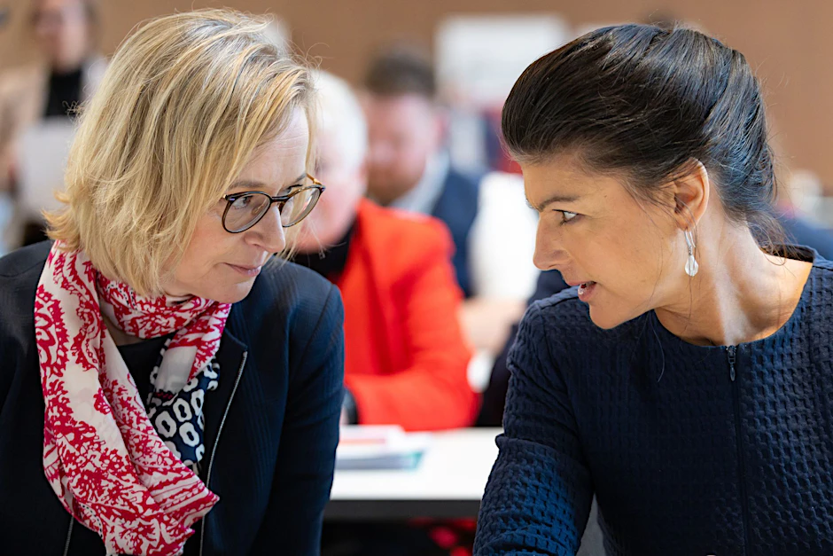 Katja Wolf (l.), Landesvorsitzende, und Sahra Wagenknecht, Parteigründerin, sprechen beim Landesparteitag BSW Thüringen in der Festhalle miteinander.