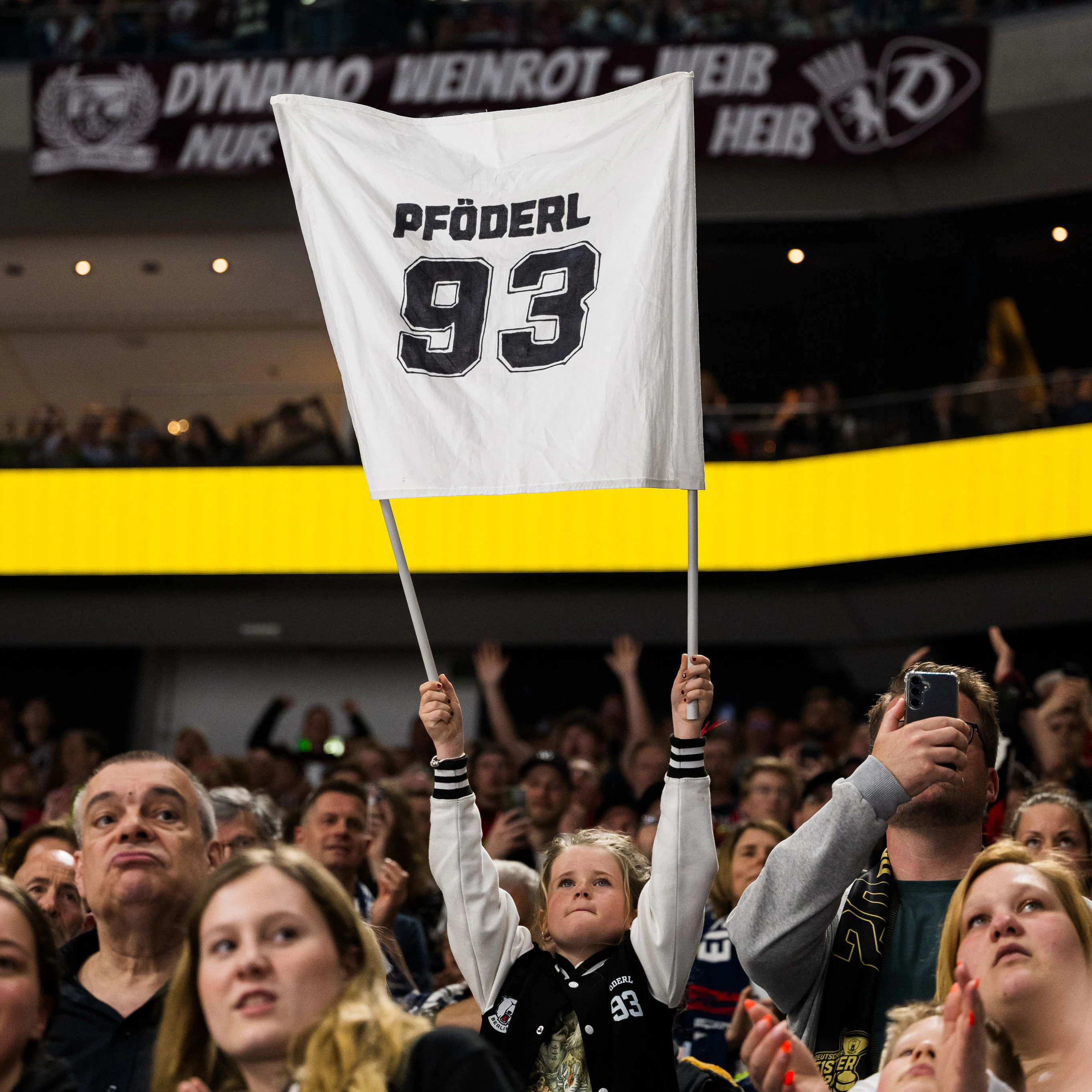 Eigentlich zählt bei den Fans der Eisbären immer das Team, aber wenn man so drauf ist wie Leo Pföderl, gibt es auch schon mal ganz persönlichen Support.