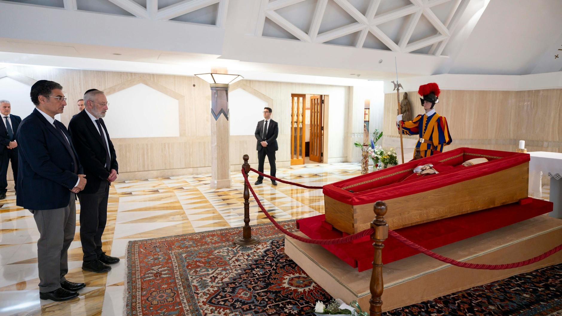 Der Leichnam des Papstes wurde am Dienstag in der Kapelle des vatikanischen Gästehauses Santa Marta aufgebahrt