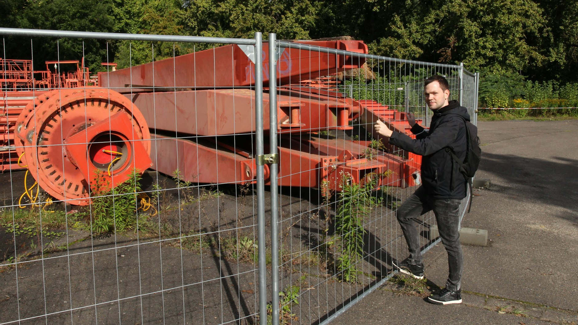 Nachdem das Riesenrad im Spreepark im Plänterwald abgebaut wurde, lagerten die Teile auf einer Freifläche im Park. Hier: KURIER-Reporter Florian Thalmann vor Ort.
