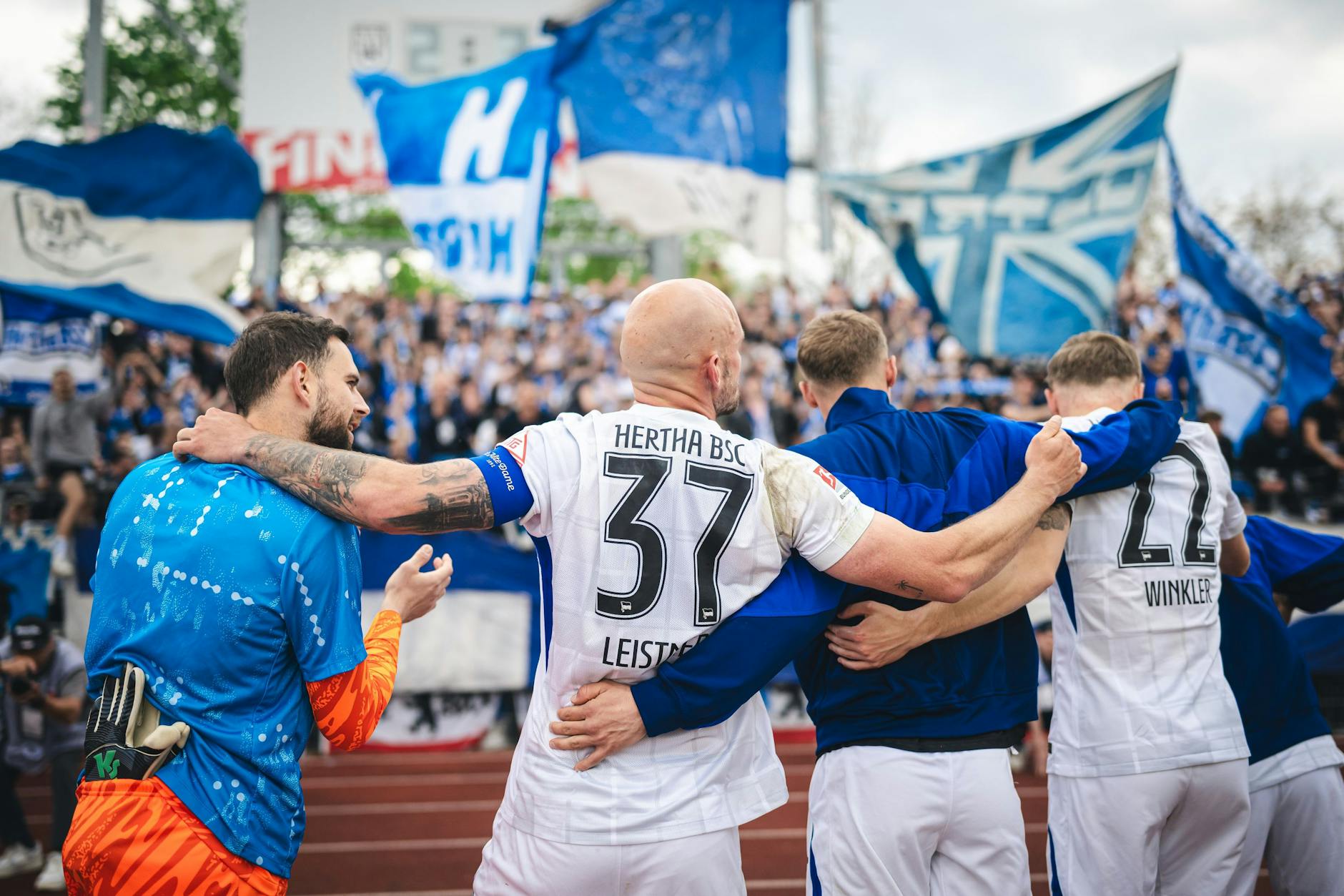 Marius Gersbeck, Toni Leistner, Marton Dardai und Marten Winkler (v.l.) feiern in Ulm den Sieg von Hertha BSC.