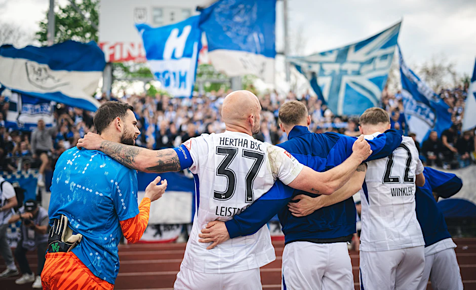Marius Gersbeck, Toni Leistner, Marton Dardai und Marten Winkler (v.l.) feiern in Ulm den Sieg von Hertha BSC.