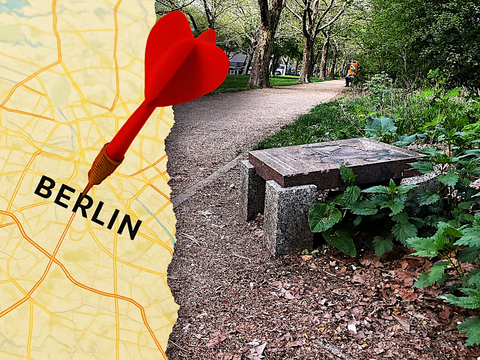 Der Mittelpunkt von Berlin - er liegt etwas versteckt in einer Grünanlage in Kreuzberg. Eine Tafel weist vor Ort auf die geheime Attraktion hin.