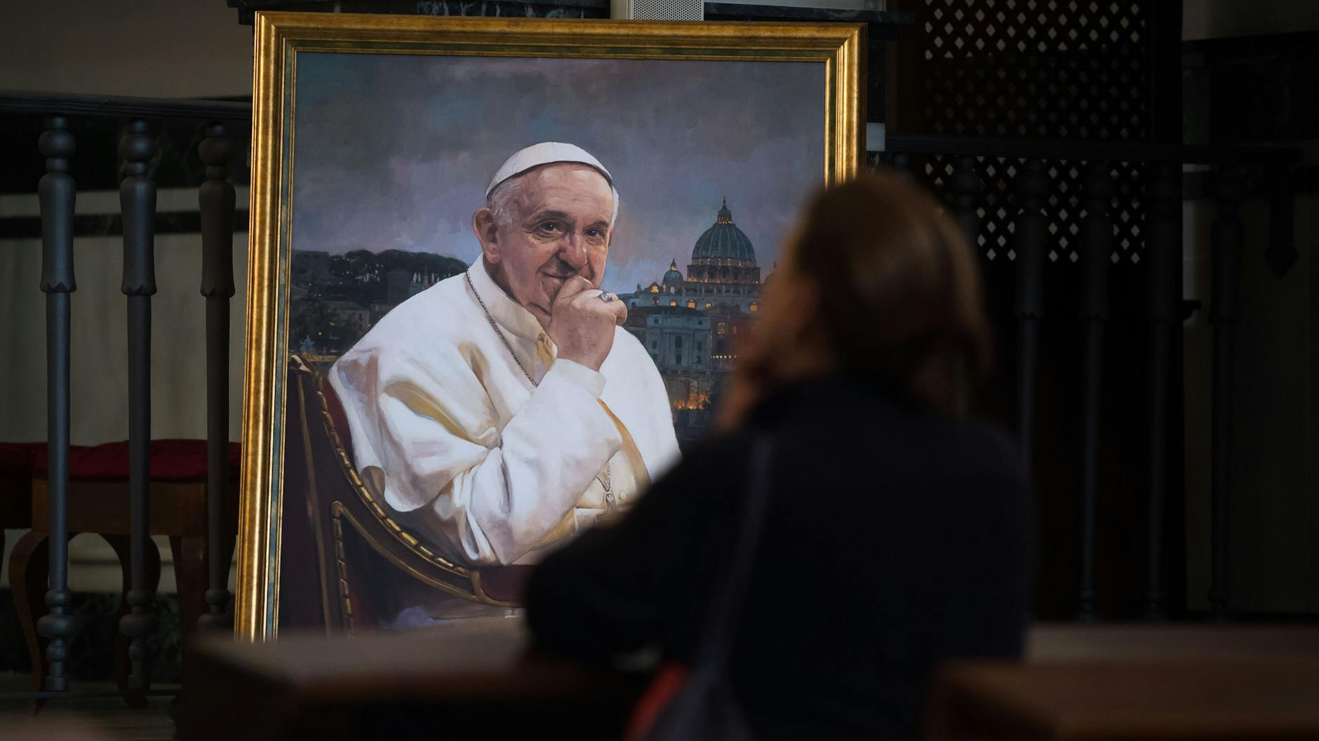 Überall auf der Welt - hier: in Spanien - wird um den toten Papst Franziskus getrauert.