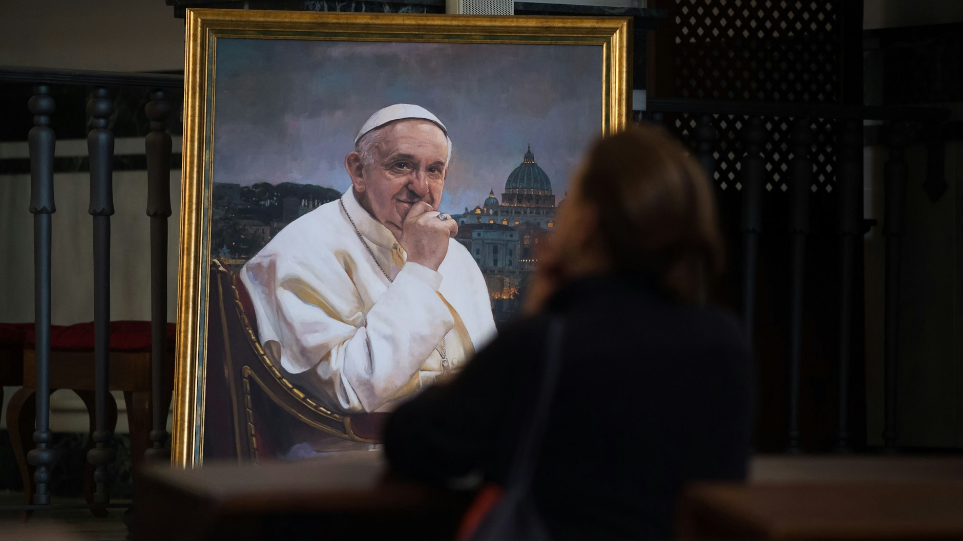 Überall auf der Welt - hier: in Spanien - wird um den toten Papst Franziskus getrauert.