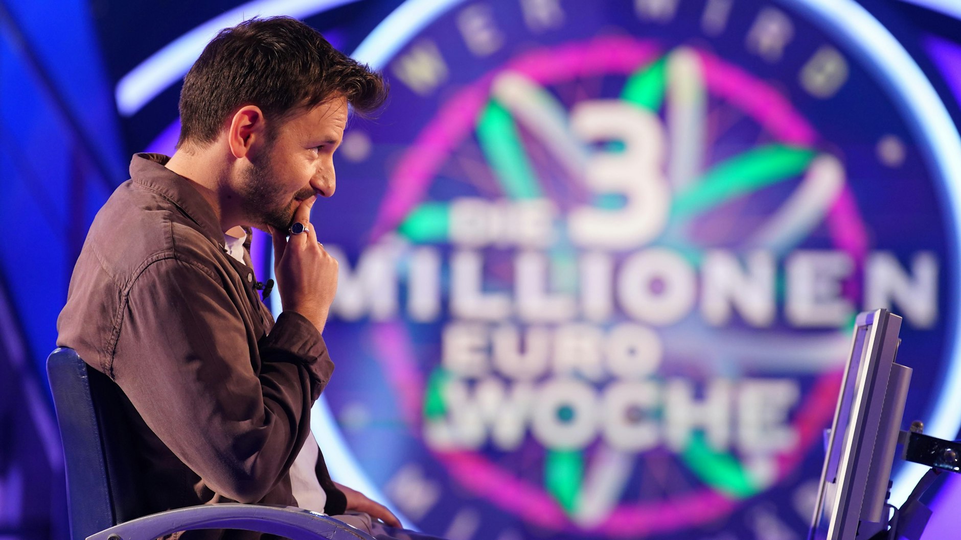 Welches Bundesland bekommt am 8. Mai 2025 einen zusätzlichen Feiertag - das Saarland oder Berlin? Die Frage bringt Furkan Ugurlu bei „Wer wird Millionär“ ordentlich ins Schwitzen.