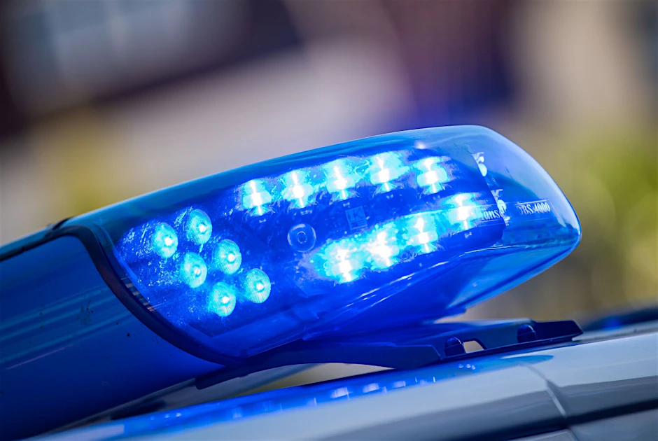 Eine Seniorin wehrt sich gegen einen Überfall in Spandau und verletzt sich dabei.