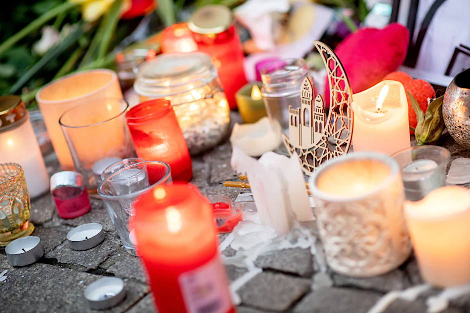Zahlreiche Kerzen stehen in der Innenstadt an einer Hauswand in der Achternstraße, in der am frühen Sonntagmorgen ein Mensch von Schüssen aus einer Polizeiwaffe tödlich verletzt wurde.