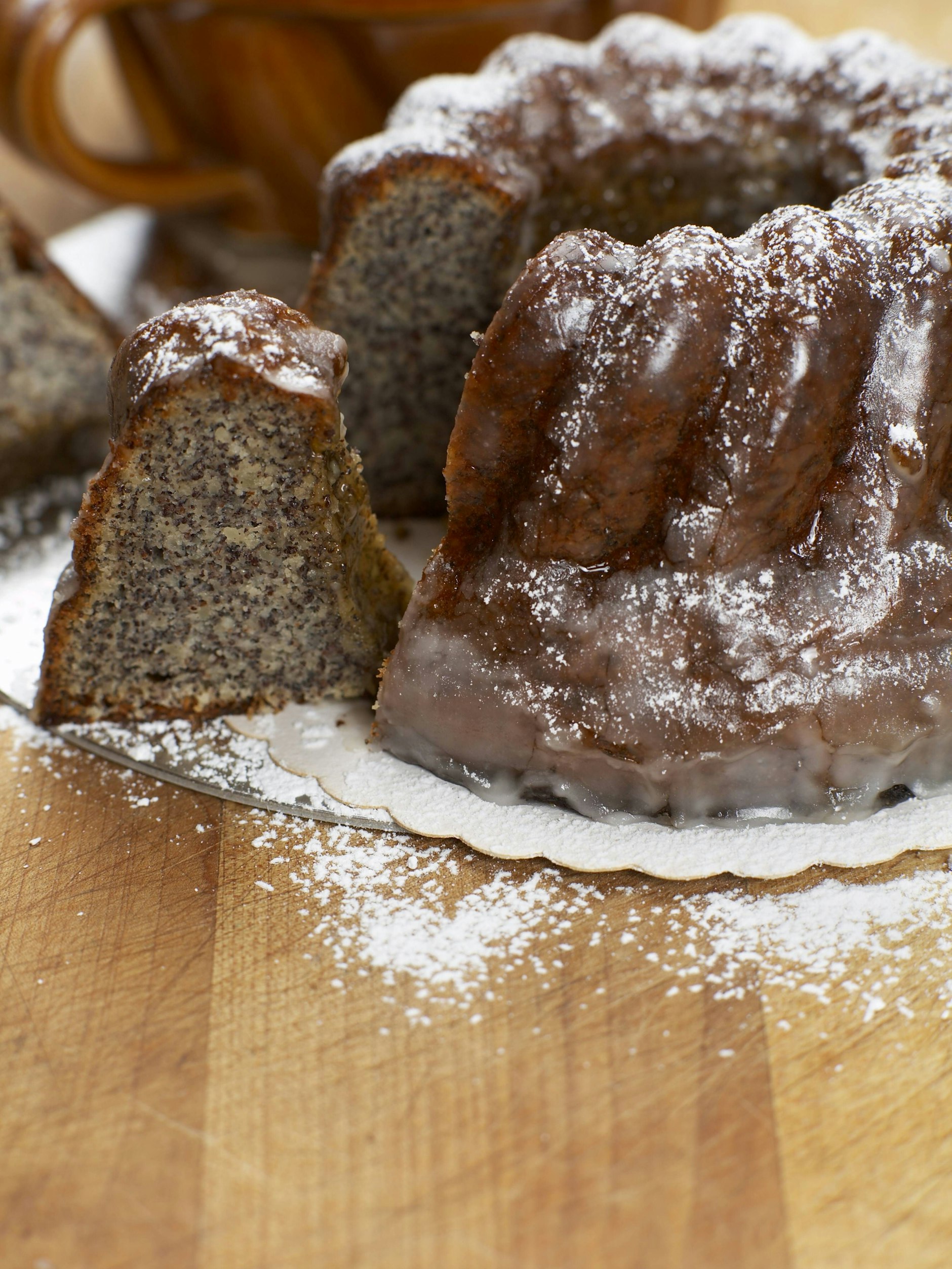 Wenn Sie den fertigen Aschkuchen mit Mohn noch mit Glasur überziehen oder mit etwas Puderzucker bestäuben, verleihen Sie dem Rezept noch etwas mehr Süße.