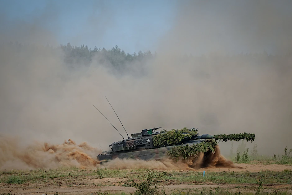 Ein Leopard-2-Kampfpanzer der Bundeswehr nimmt zum Abschluss an der Nato-Übung „Quadriga 2024“ teil.