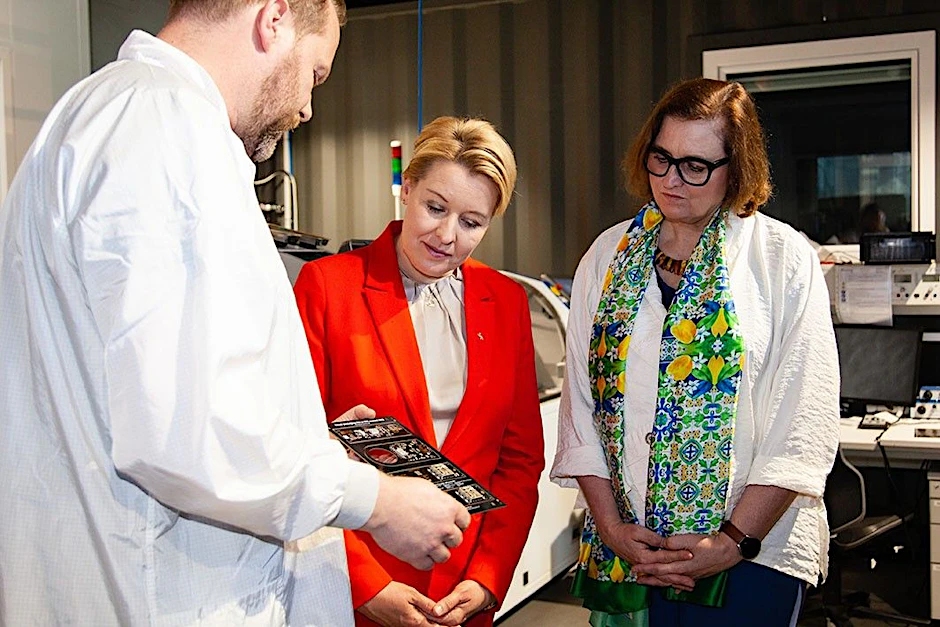 Wirtschaftssenatorin Franziska Giffey und Wissenschaftssenatorin Dr. Ina Czyborra in der Start-a-Factory des Fraunhofer IZM