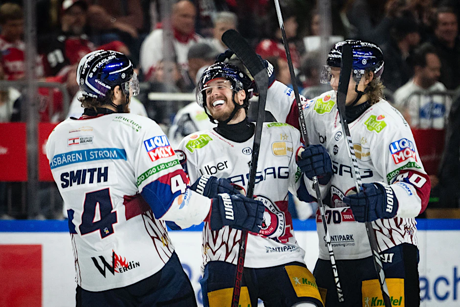 Bären-Jubel mit Adam Smith (l-r), Torschütze Ty Ronning und Korbinian Geibel nach dem Treffer zum 5:0. 