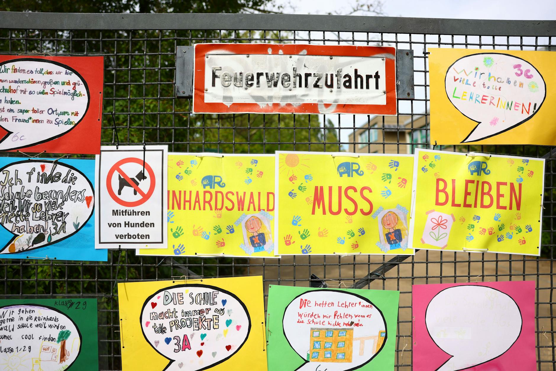 Außenansicht der Reinhardswald-Grundschule, die wegen Asbest geschlossen werden soll.