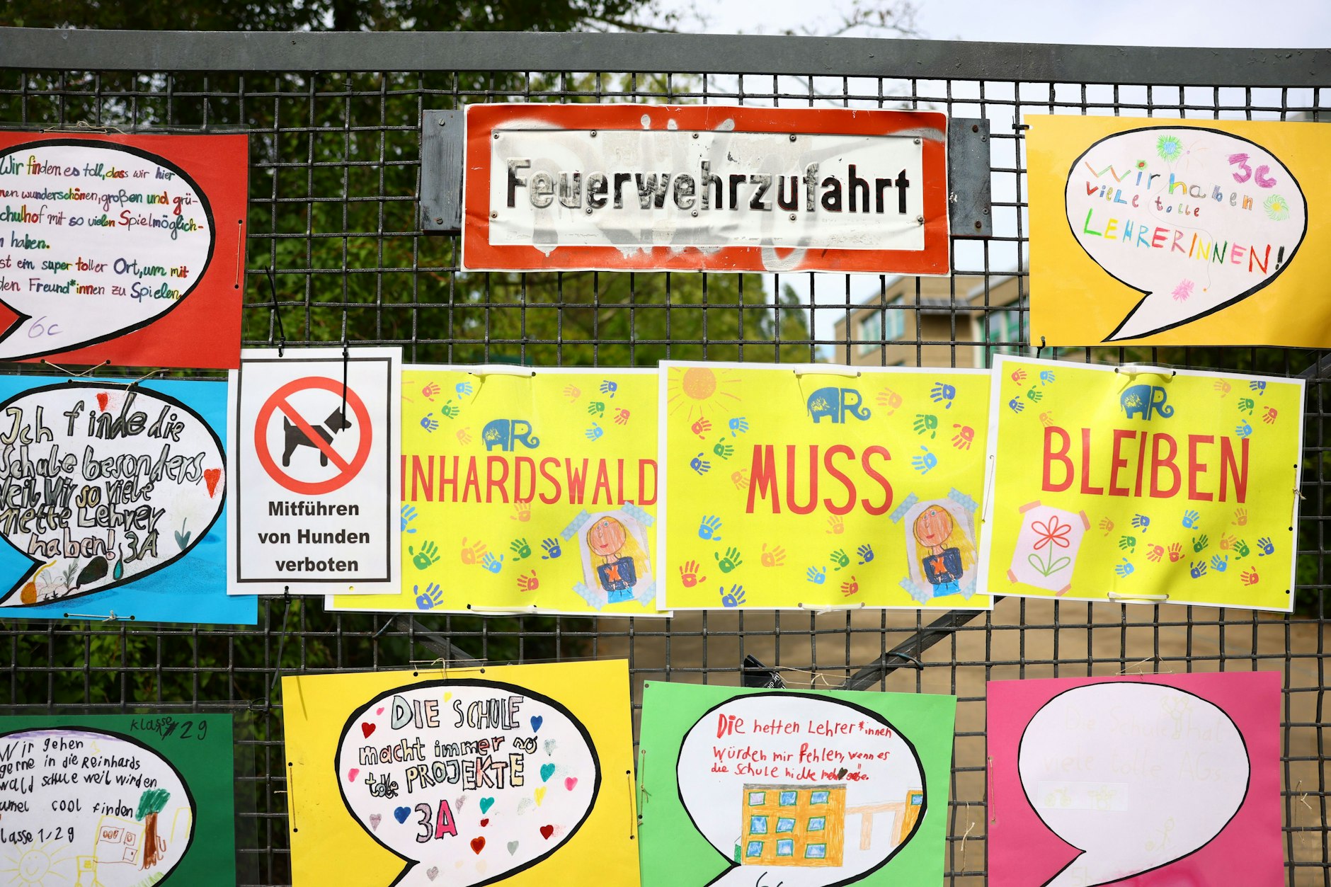 Außenansicht der Reinhardswald-Grundschule, die wegen Asbest geschlossen werden soll.