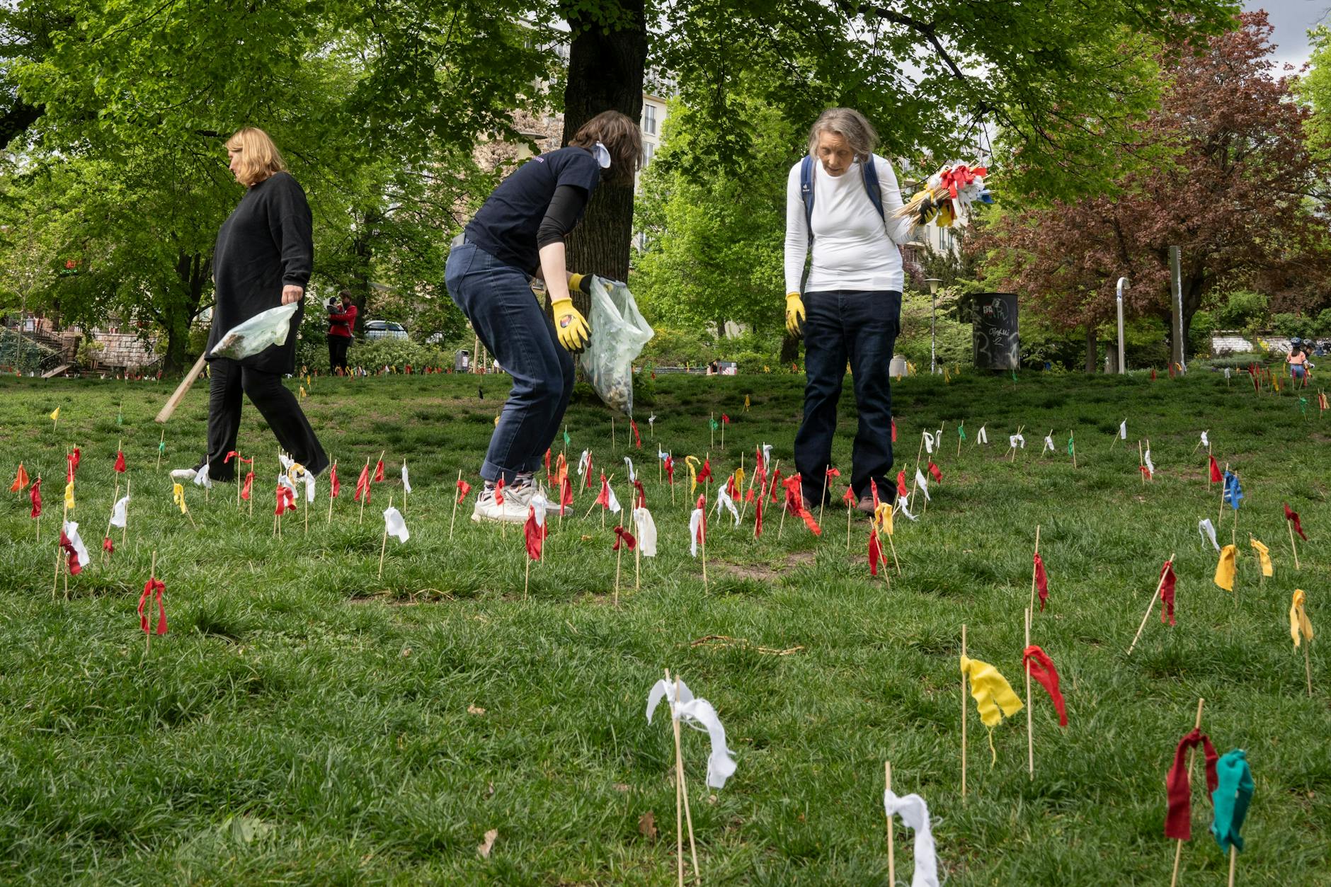 Mitmach-Kunstaktion mit Clean-up. Die Fähnchen markieren achtlos weggeworfenen Müll: Zigarettenkippen, Kronkorken, Glasscherben und mehr