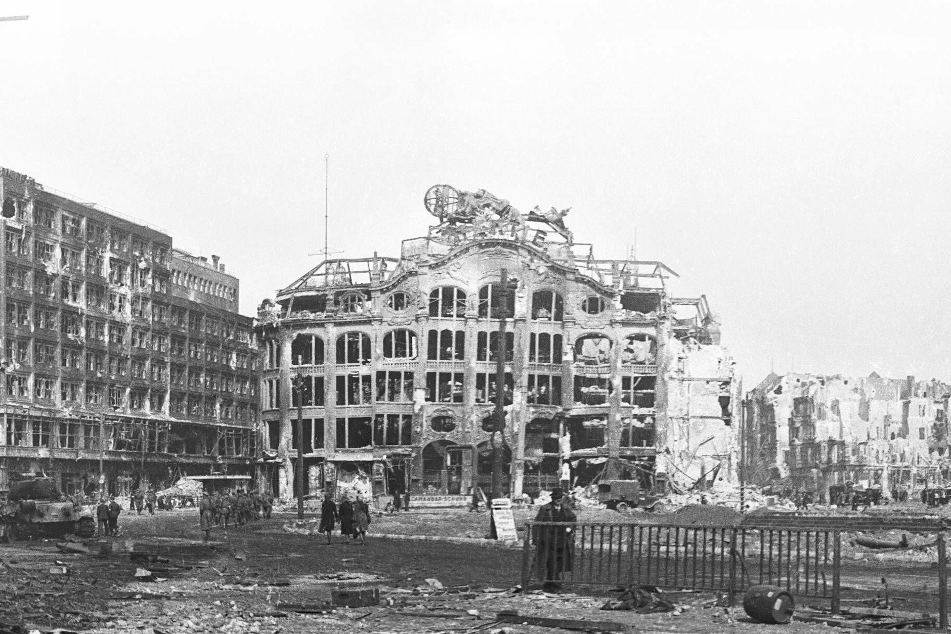 Berlin-Alexanderplatz am 1. Mai 1945, links das Berolinahaus, in der Bildmitte das schwer zerstörte Kaufhaus Tietz. Die Häuser entlang der Straße rechts außerhalb des Bildes waren vollständig zerstört, auch die Gebäude an der Stelle, wo heute der Berliner Verlag steht.
