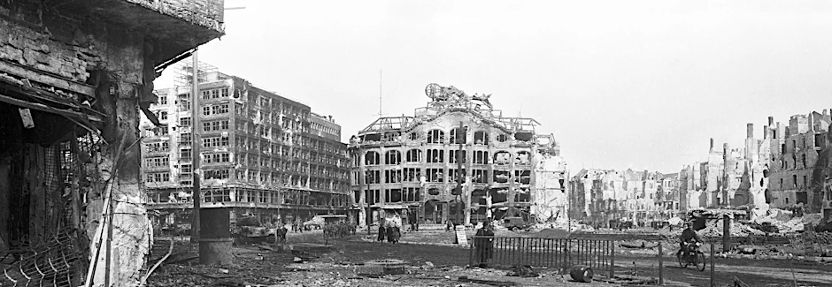 Berlin-Alexanderplatz am 1. Mai 1945, links das Berolinahaus, in der Bildmitte das schwer zerstörte Kaufhaus Tietz. Die Häuser entlang der Straße rechts außerhalb des Bildes waren vollständig zerstört, auch die Gebäude an der Stelle, wo heute der Berliner Verlag steht.